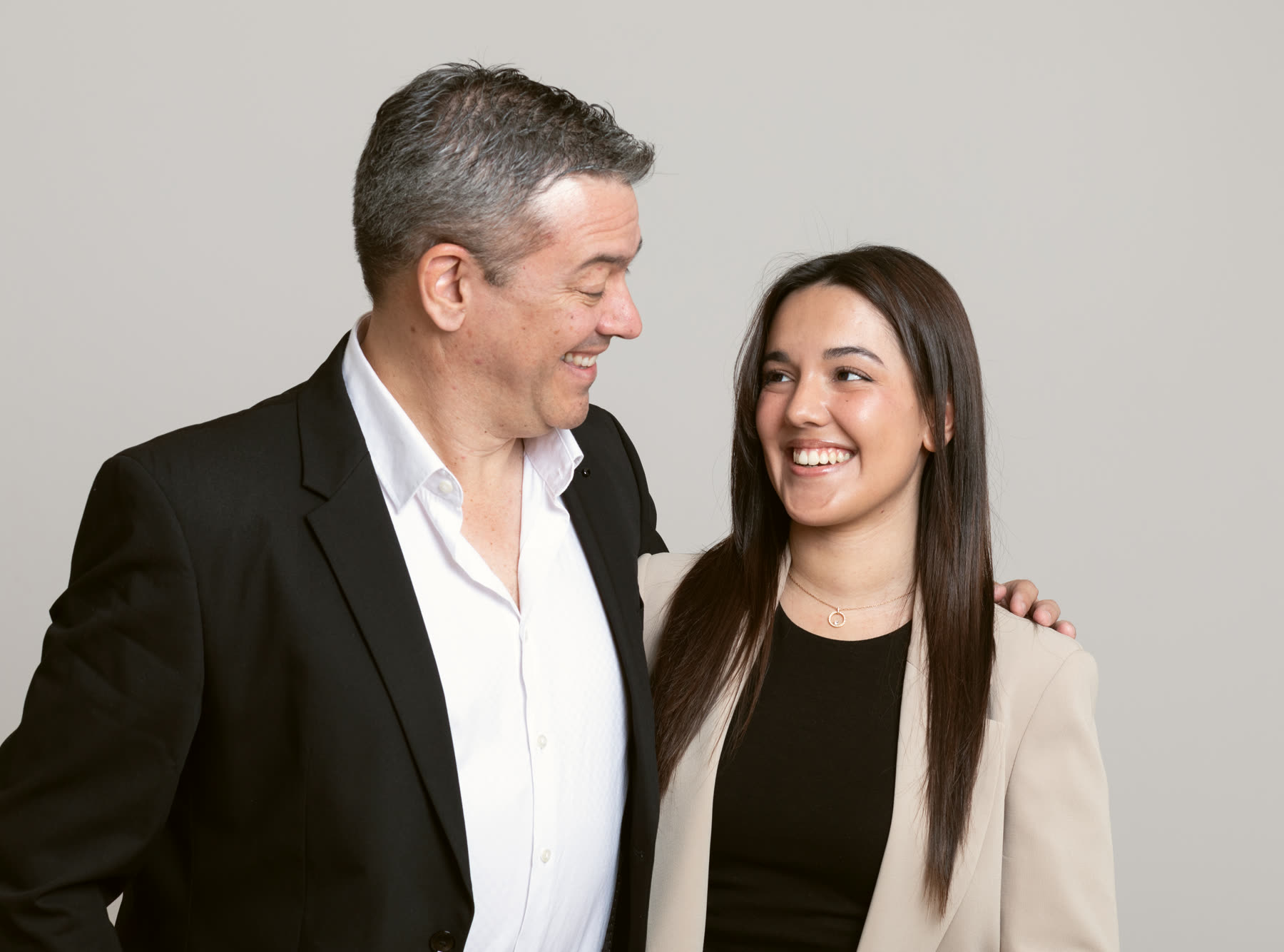 Augusto Parra y Valentina Parra Lobo, de Baguala Labs, se miran y sonríen