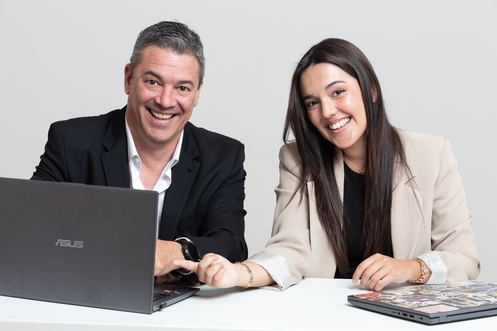 Augusto Parra y Valentina Parra Lobo trabajando juntos frente a una notebook.
